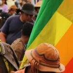VAQUEIRO LEVA BANDEIRA LGBTQIA+ À MISSA